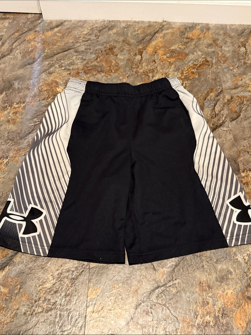 Under Armour Black Shorts with Gray Side Panels youth boys size medium